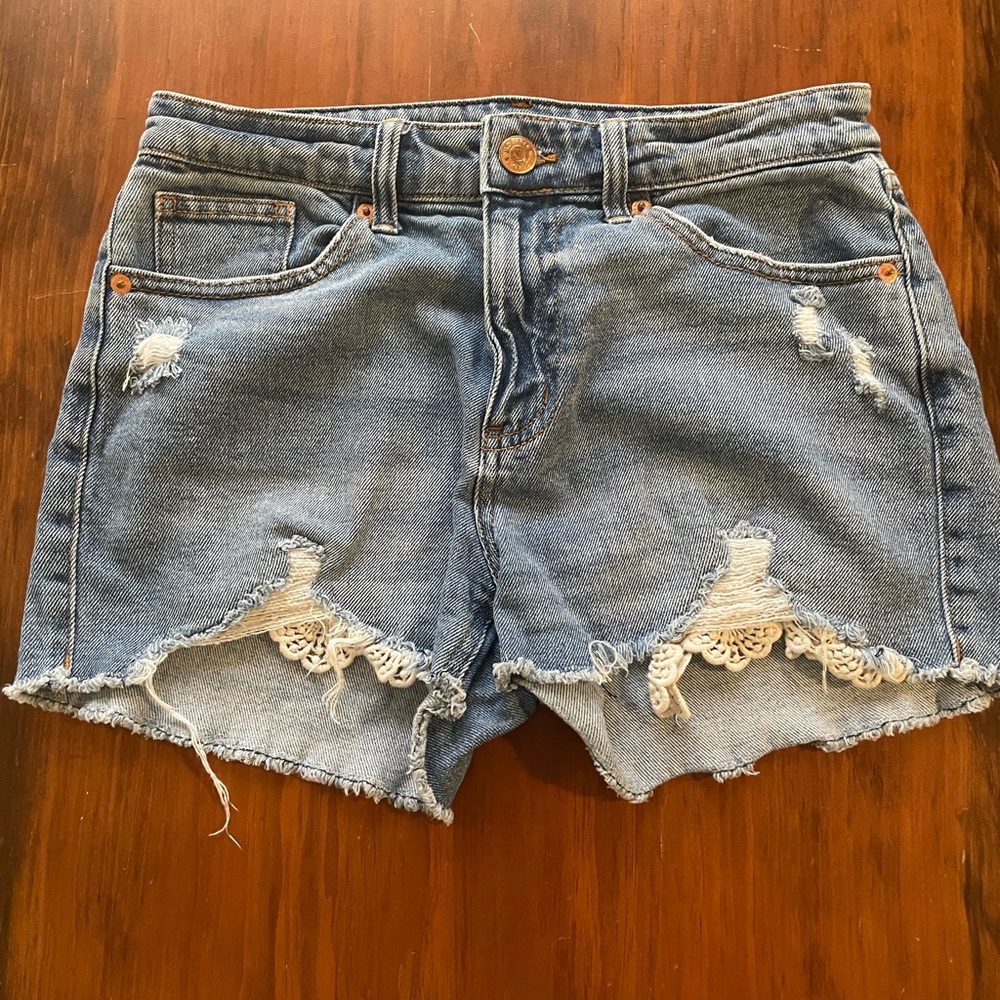 Jean shorts with lace trim
